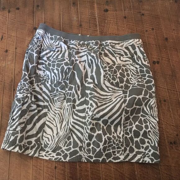 Chico’s 2 green animal print traveler Golfcore skirt - Picture 3 of 3